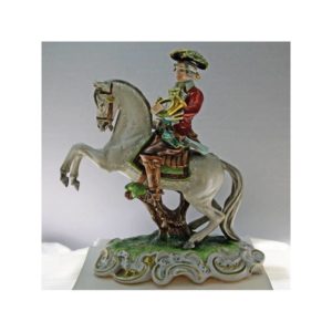 soldato a cavallo con corno in ceramica