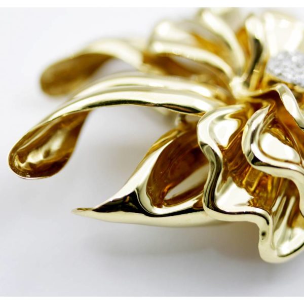 Spilla vintage oro K. 18 con pavé diamanti a forma di coccarda